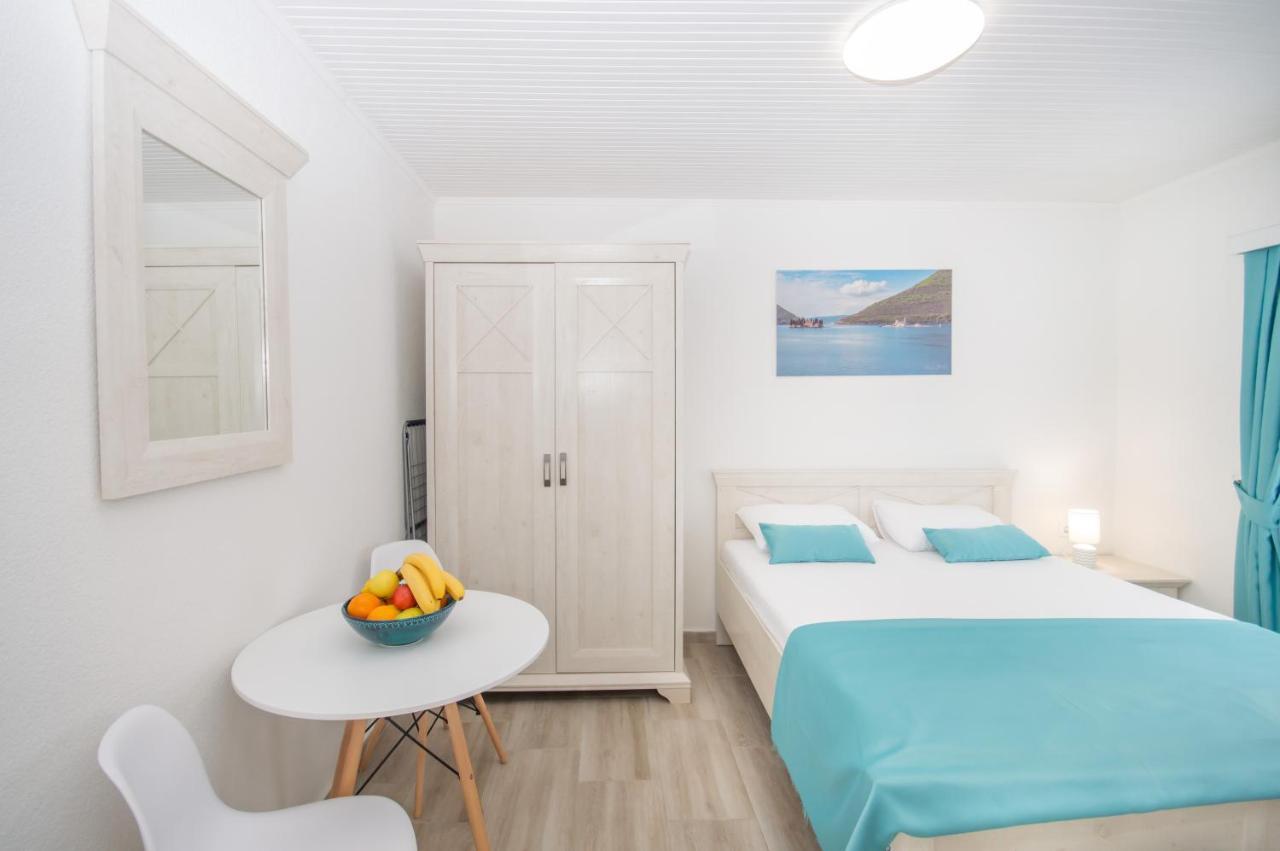Seafront Apartment โกตอร์ ภายนอก รูปภาพ