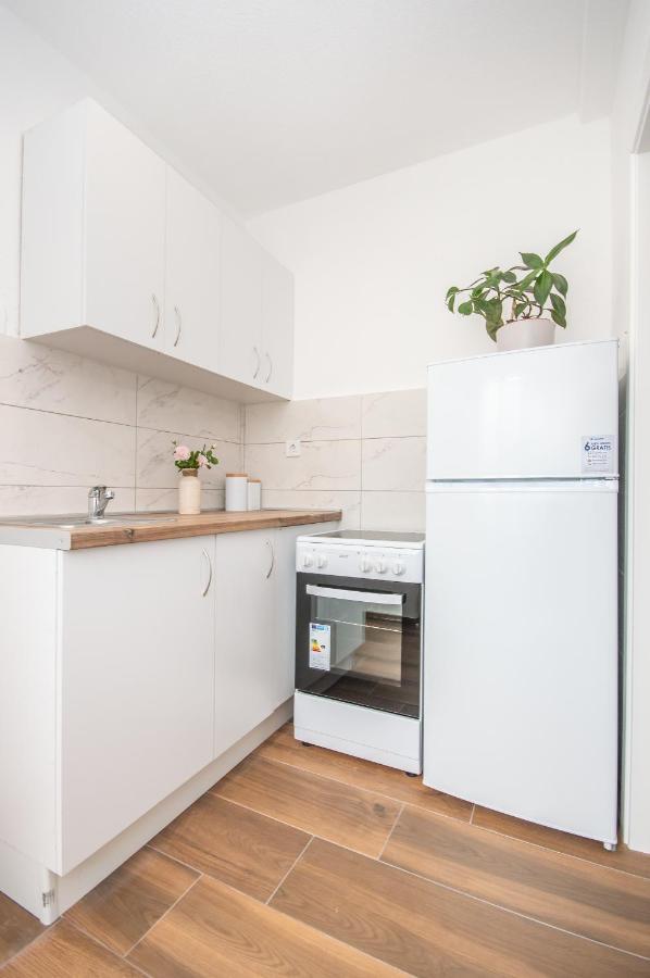 Seafront Apartment โกตอร์ ภายนอก รูปภาพ