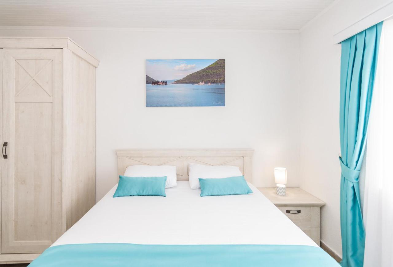 Seafront Apartment โกตอร์ ภายนอก รูปภาพ